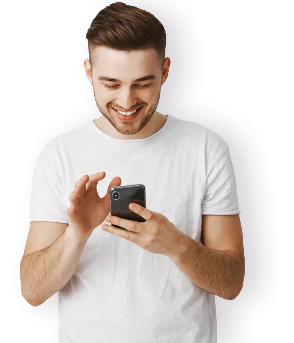 Pessoa acompanhando os presentes no celular